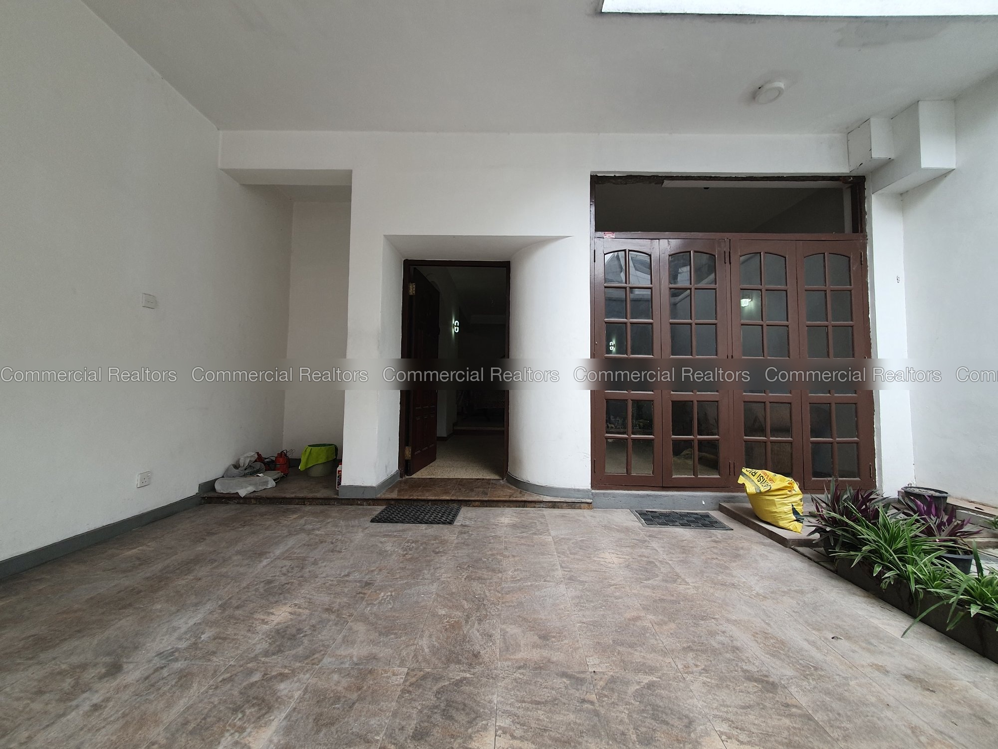Rented - Mainroad Facing Commercial House For Rent in Colombo 04 - Image 4
