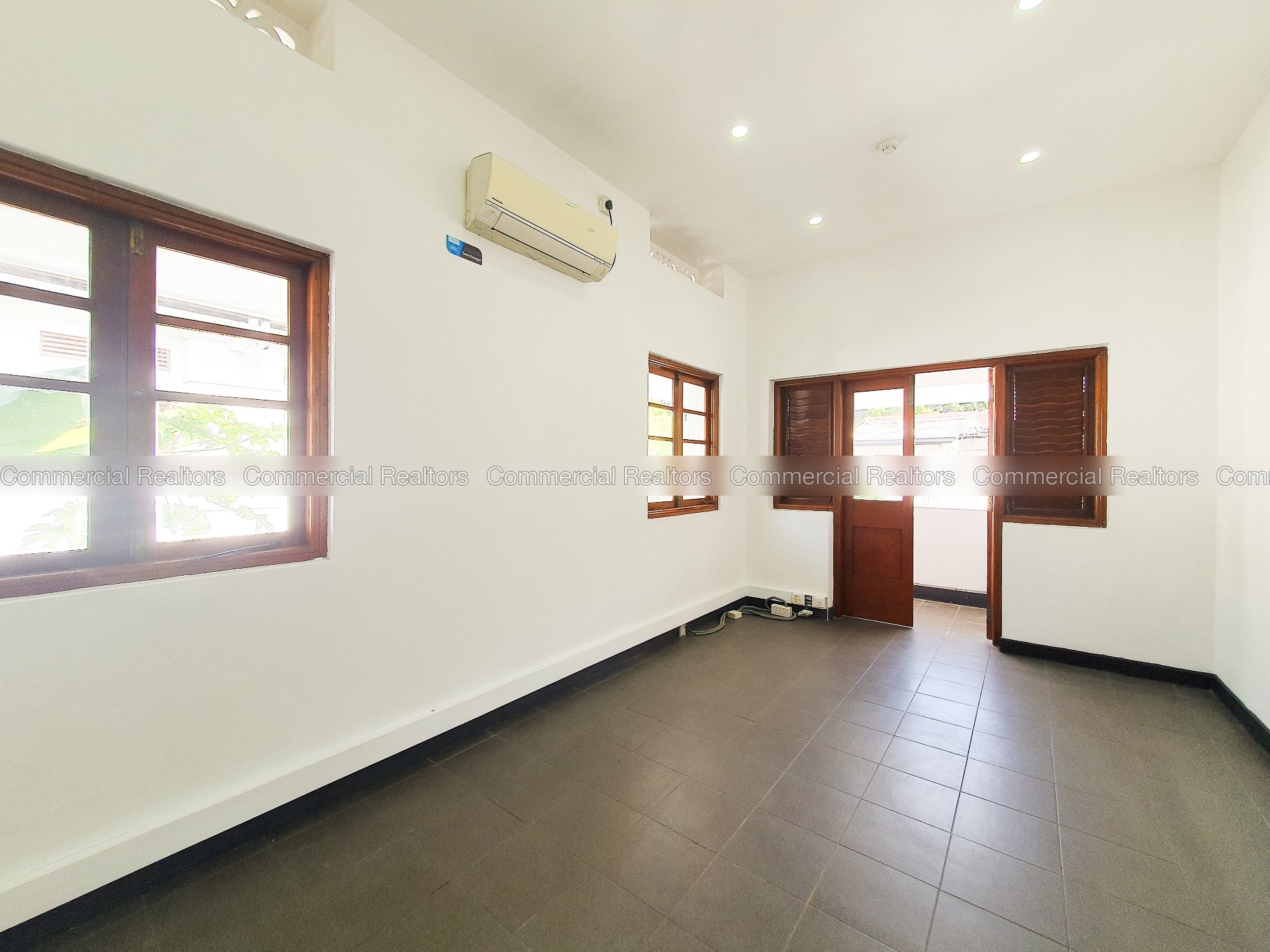 Solar Powered 15,000 Sq. Ft Spacious Commercial House for Rent in Colombo 07 - Image 4