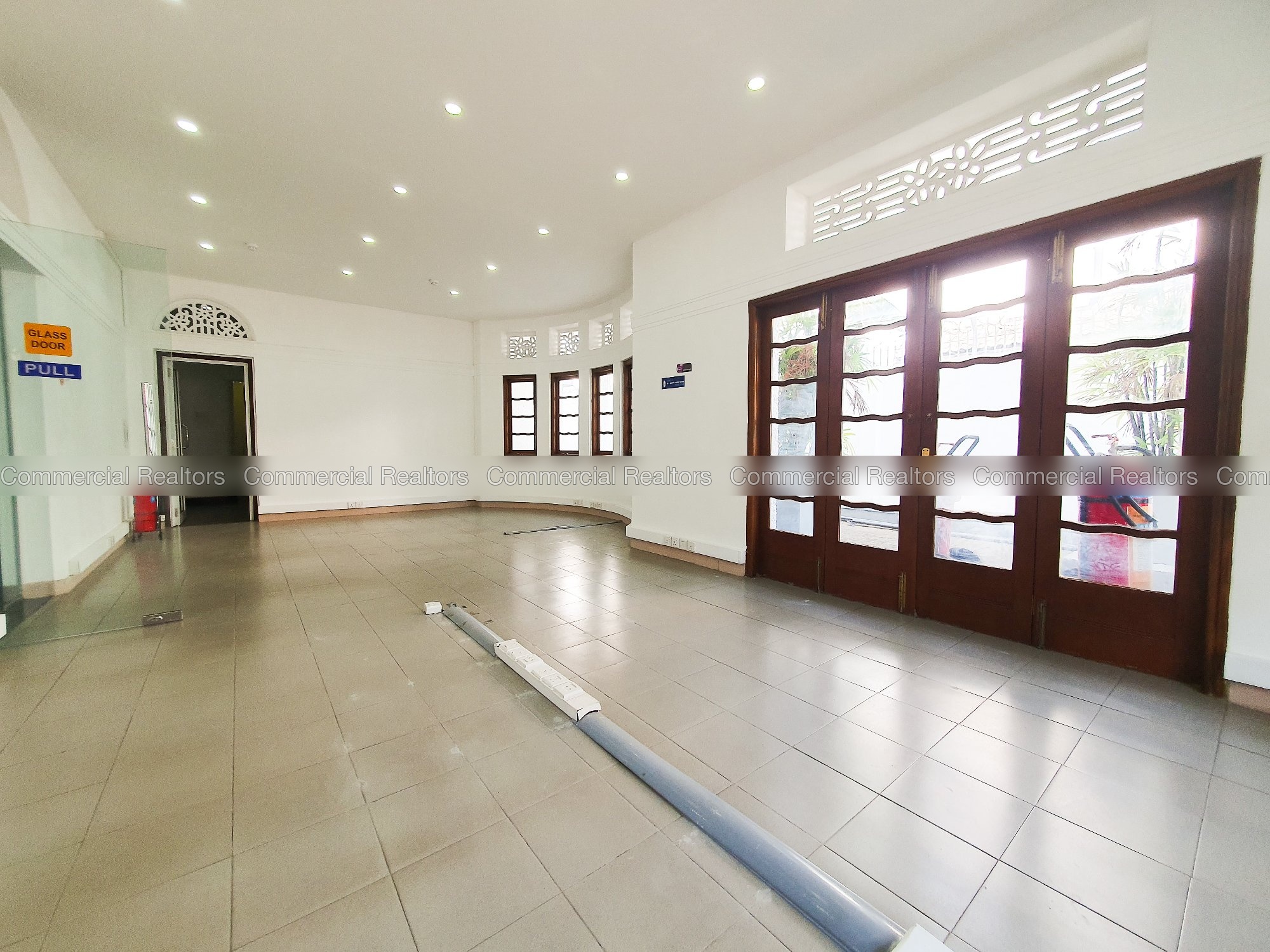 Solar Powered 15,000 Sq. Ft Spacious Commercial House for Rent in Colombo 07 - Image 3